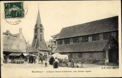 Ak Honfleur Calvados, L'Eglise Sainte-Catherine, Markt mit Ständen, Glockenturm,  Architektur