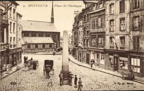 Ak Honfleur Calvados, Historisches Stadtbild, Platz mit Obelisk, Menschen und Kutschen