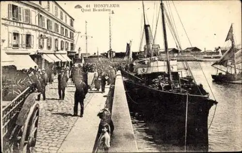 Ak Honfleur Calvados, Quai Beaulieu, Hafenansicht, Menschen, Schiffe,  Atmosphäre