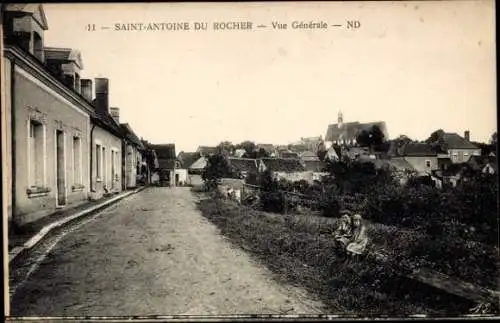 Ak Saint Antoine du Rocher Indre et Loire, Gesamtansicht, Straßenszene