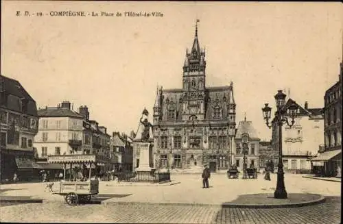 Ak Compiègne Oise, La Place de l'Hotel de Ville