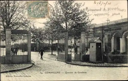 Ak Compiègne Oise, Quartier de Cavalerie, Eingangsportal, Bäume, Straße