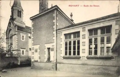 Ak Noyant Maine et Loire, Ecole des Soeurs, Gebäude mit Fenstern, Kirche im Hintergrund