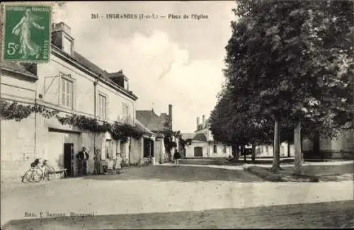Ak Ingrandes Maine-et-Loire, Platz vor der Kirche, französische , Bäume und Gebäude