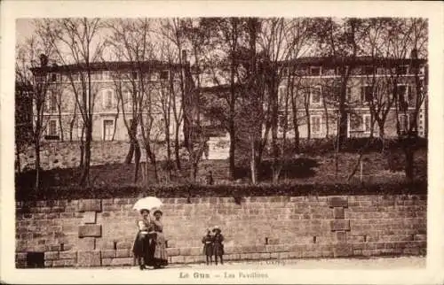 Ak Le Gua Aveyron, Historische Gebäude, Frauen mit Sonnenhut, Kinder, Bäume