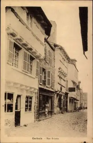 Ak Carhaix Finistère, Vorderansicht einer Straße, Gebäude mit Fenstern,  Architektur, Menschen au