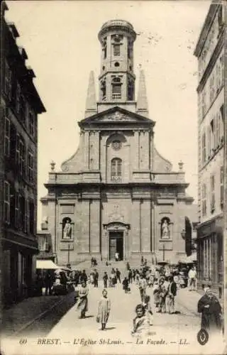 Ak Brest Finistère, Eglise St-Louis, Fassade, Menschen auf der Straße, Stadtansicht