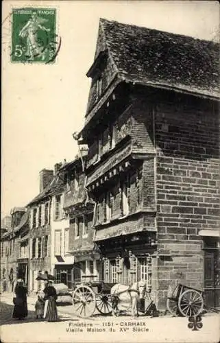Ak Carhaix Finistère, Historisches Gebäude, alte Straßenansicht, Personen in traditioneller Kleid
