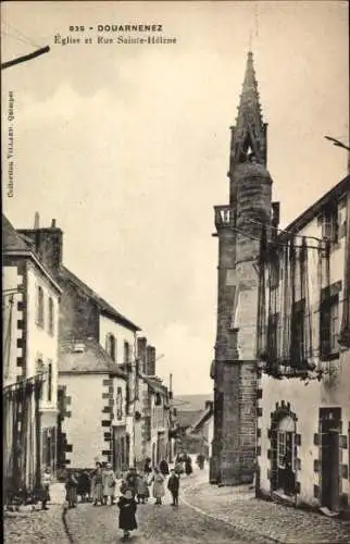 Ak Douarnenez Finistère, Eglise et Rue Sainte-Hélène,  Gebäude, Kopfsteinpflasterstraße