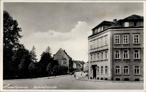 Ak Bischofswerda in Sachsen, Bahnhofstraße, Gebäude, Wolken, Bäume, Straße
