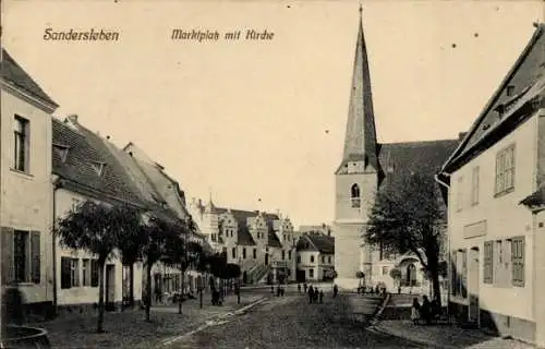 Ak Sandersleben in Anhalt, Marktplatz mit Kirche,  Architektur, Bäume, Menschen