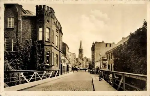 Ak Grevenbroich in Westfalen, Blick auf eine Straße, Häuser, Kirche, Brücke,  Atmosphäre