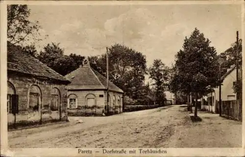 Ak Paretz Ketzin an der Havel, Dorfstraße, Torhäuschen,  Architektur, ländliche Szene, Bäume