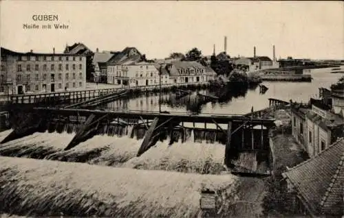 Ak Guben in der Niederlausitz, Neiße mit Wehr