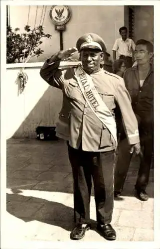 Foto Ak Bangkok Thailand, Butler des Royal Hotel in Uniform, salutierend, 14.11.1966