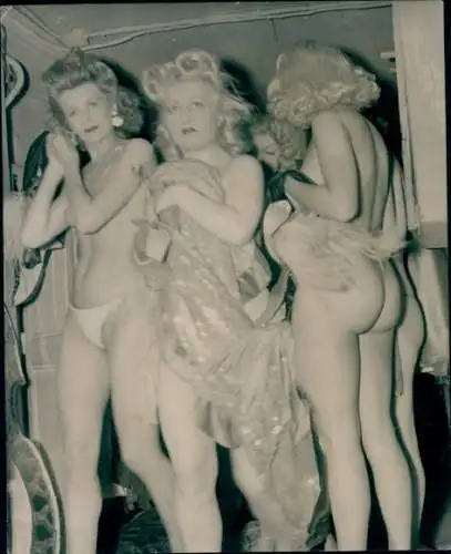 Foto Frauenakt, Erotikkünstlerinnen in der Garderobe