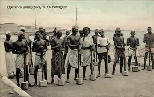 Ak Portugiesisch Ost-Afrika Mosambik, Arbeiter beim Straßenbau