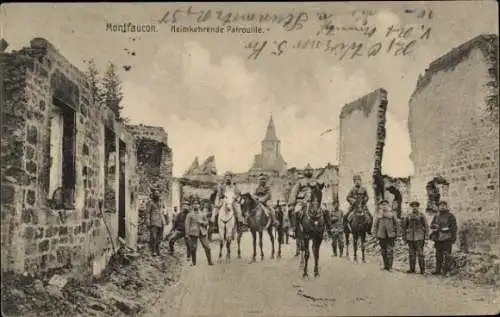 Ak Montfaucon Meuse, heimkehrende Patrouille, Kriegsschauplatz 1. WK