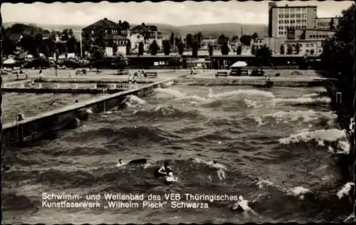 Ak Schwarza Rudolstadt, Schwimm- u. Wellenbad des VEB Thür. Kunstfaserwerks Wilhelm Pieck