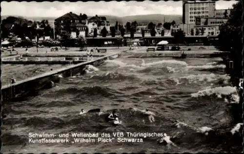 Ak Schwarza Rudolstadt, Schwimm- u. Wellenbad des VEB Thür. Kunstfaserwerks Wilhelm Pieck