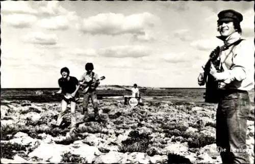 Ak Musikgruppe The Beatles, John, Paul, George, Ringo, Strand
