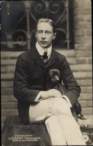 Ak Kronprinz Wilhelm von Preußen, Portrait in zivil, mit Hund, NPG 352/2