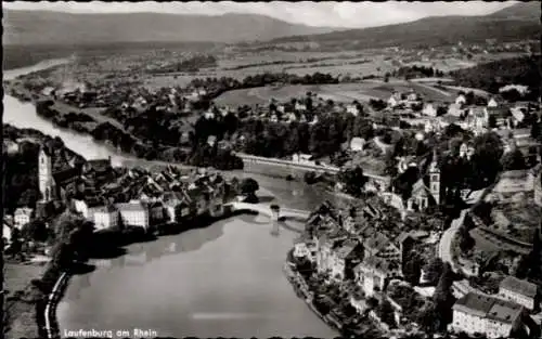 Ak Laufenburg am Hochrhein, Luftaufnahme der Stadt, Fluss, Kirchen,  Gebäude