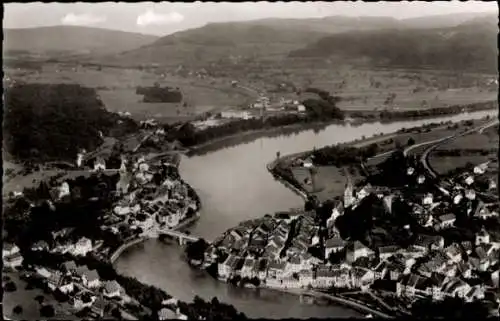 Ak Laufenburg am Hochrhein, Luftaufnahme von Laufenburg, Flusslandschaft, Gebäude, Natur
