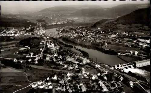 Ak Laufenburg am Hochrhein, Luftaufnahme der Stadt, Rhein, Landhäuser, Berge