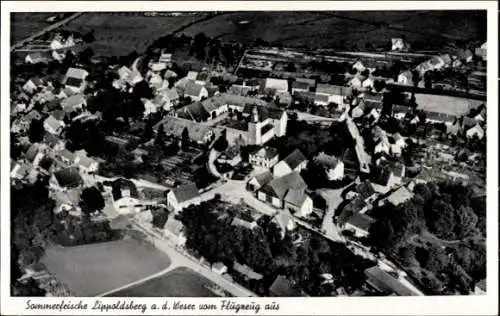 Ak Lippoldsberg Wahlsburg Weserbergland, Luftaufnahme, Häuser, grüne Landschaft, 