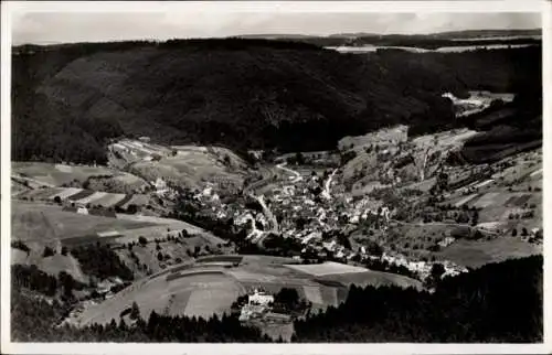 Ak Alpirsbach im Schwarzwald, Luftaufnahme eines Dorfes, umgeben von Wäldern und Feldern