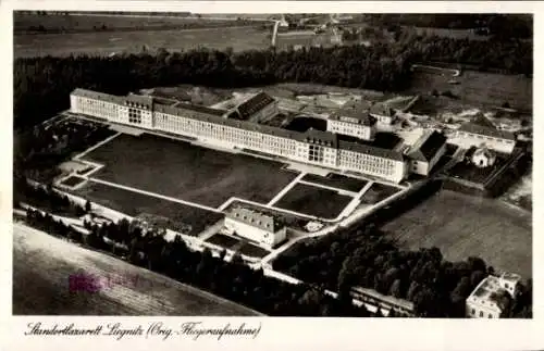Ak Legnica Liegnitz Schlesien, Standortlazarett  Luftaufnahme, große Gebäudeanlage, Grünflächen