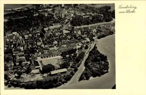 Ak Landsberg am Lech Oberbayern, Luftaufnahme von  Stadtansicht, Flussansicht