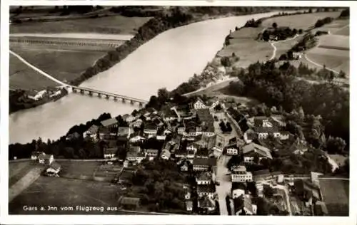 Ak Gars am Inn Oberbayern, Luftaufnahme von  Fluss, Brücke, grüne Wiesen