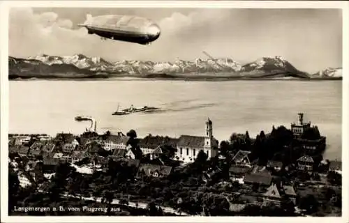 Ak Langenargen am Bodensee, Luftaufnahme von  Zeppelin, Berge im Hintergrund