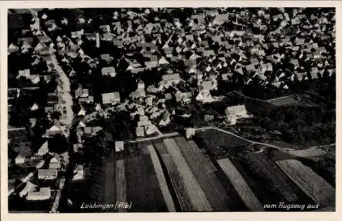 Ak Laichingen in Württemberg, Luftaufnahme von  viele Dächer sichtbar, Ansicht vom Flugzeug