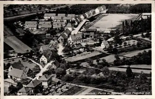 Ak Birkenfeld an der Nahe, Luftaufnahme von  Sportplatz, Wohngebäude, Felder