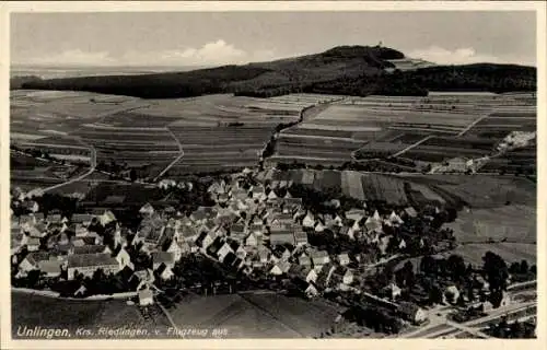 Ak Unlingen in Oberschwaben Württemberg, Luftaufnahme von  ländliche Landschaft, Bauwerke, Flugze