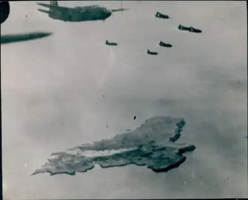 Foto Royal Air Force planes over Lampedusa Island recently taken by the Allies
