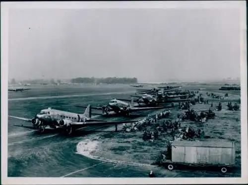 Foto Britische Militärflugzeuge, Royal Air Force, Transportwagen