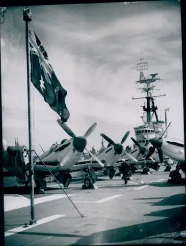 Foto Australische Militärflugzeuge, Hafen, Schiff, Australia's Aircraft