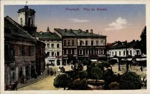 Ak Przemyśl Polen, Blick auf Platz,  Architektur, Menschenmenge, Farbenfrohes Bild