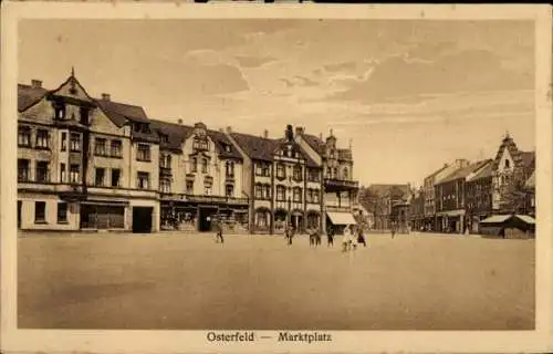Ak Osterfeld im Burgenlandkreis, Historischer Marktplatz, Stadtansicht, alte Gebäude, Wege mit Fu
