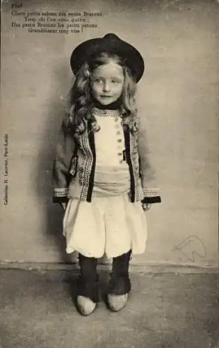 CPA Chers petits sabots des petits Bretons, Mädchen in Tracht