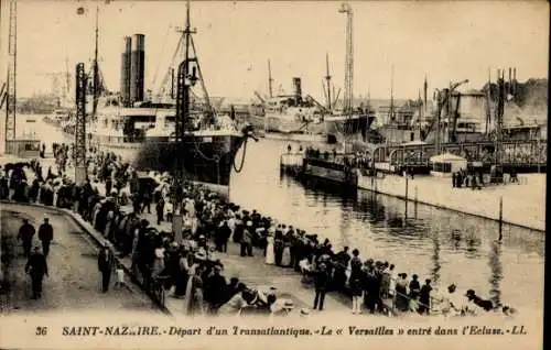CPA Saint Nazaire, Départ d'un Transatlantique, Versailles entré dans l'Ecluse