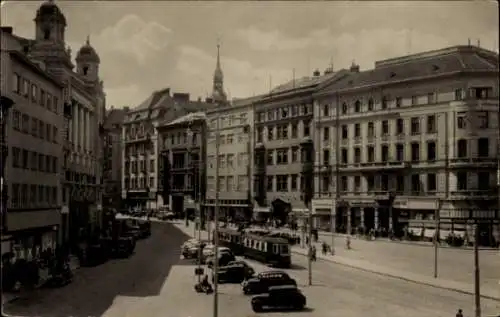Ak Brno Brünn Südmähren, Platz mit Gebäuden und Straßenbahnen,  Architektur, Menschen
