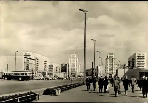 Ak Berlin Mitte, Alexanderplatz, Große Stadtstraße mit Fußgängern, moderne Gebäude, Bus auf de...