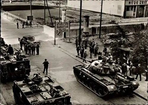 Ak Berlin Mitte, Alexanderplatz, Panzer auf der Straße, Menschenmenge, historische Szenerie, S...