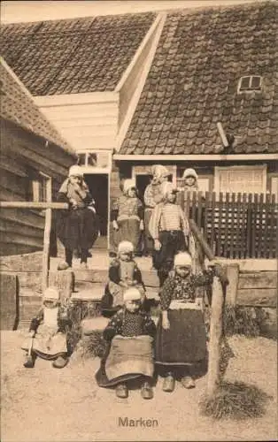 Ak Marken Nordholland Niederlande, Gruppenfoto, Frauen in traditionellen Trachten, Holzhaus im...