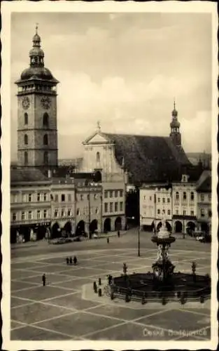 Ak České Budějovice Budweis Südböhmen, Stadtplatz, Springbrunnen, Kirche, historische Gebäude,...